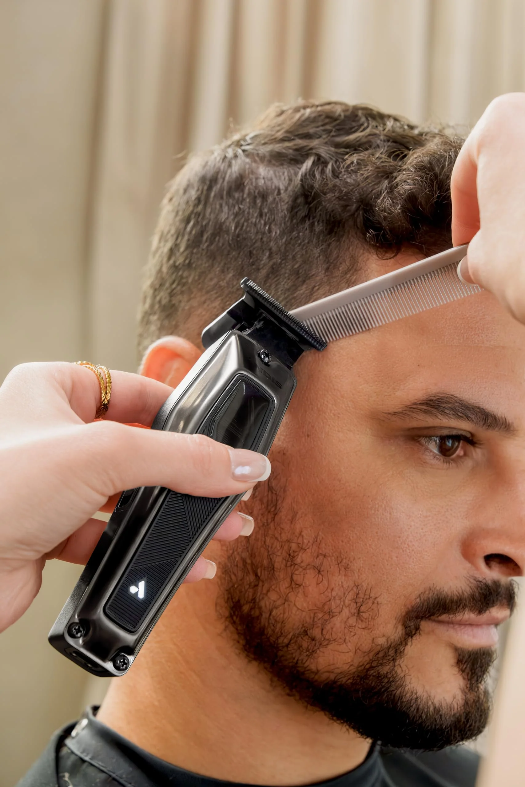 Andis 562703 Recon Professional Barber Vector Motor Beard & Hair Cordless Trimmer, DLC T-Blade, USB-C Charging with Premium Charge Stand, Black - Image 6