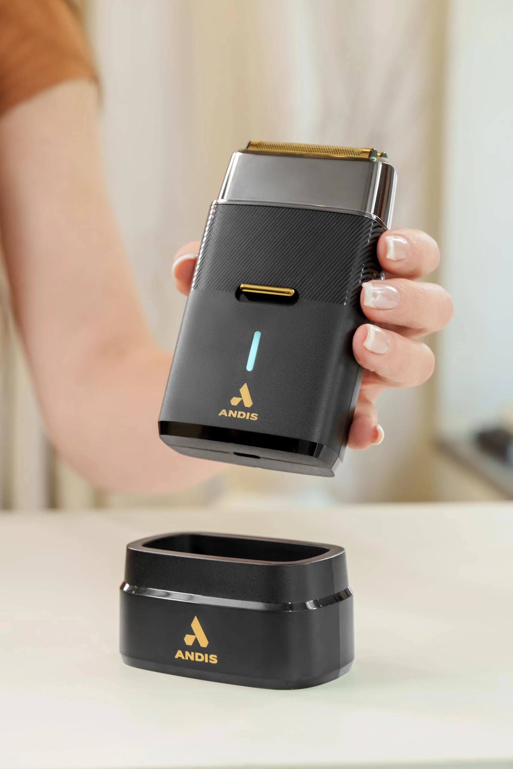 Andis 563616 Pro Foil Plus II Cordless Shaver, Gold Titanium Foils, Lithium Ion Battery, Includes USB-C Charging Stand, Black - Image 4
