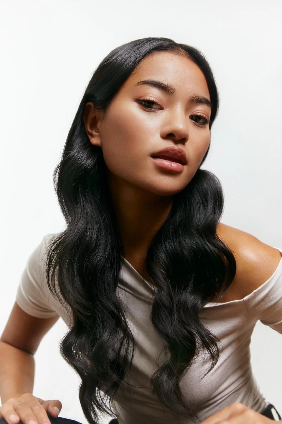 Maria Nila, Shaping Heat Spray, Hold 2/5, Lightweight hold when Styling, Moisturizing & Prevents Frizz, 100% Vegan & Sulfate/Paraben free, 8.4 Fl Oz - Image 2