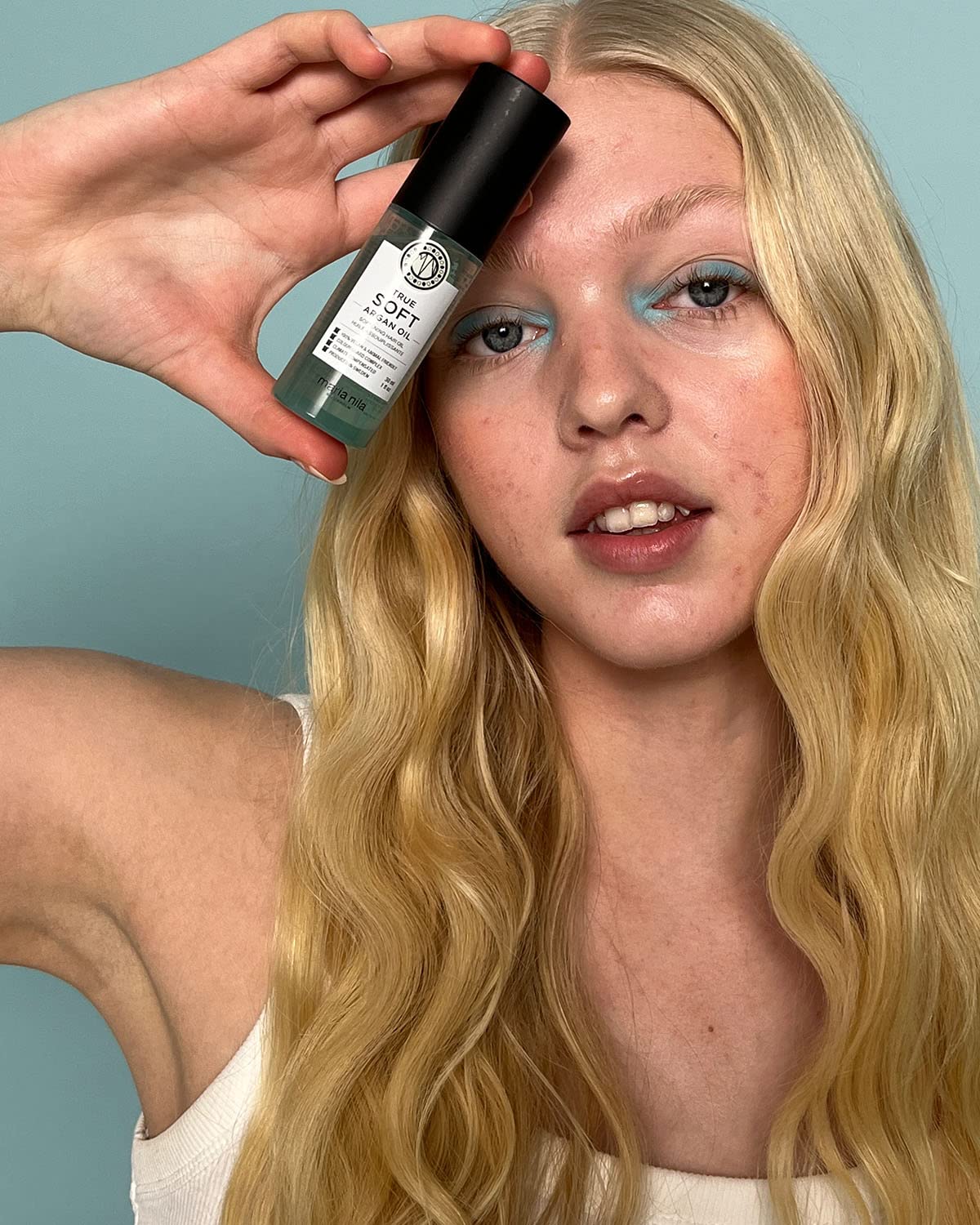 Maria Nila, The Styling Beauty Bag, 5 Styling Products to get Creative with your Looks, 100% Vegan & Sulfate/Paraben free - Image 6